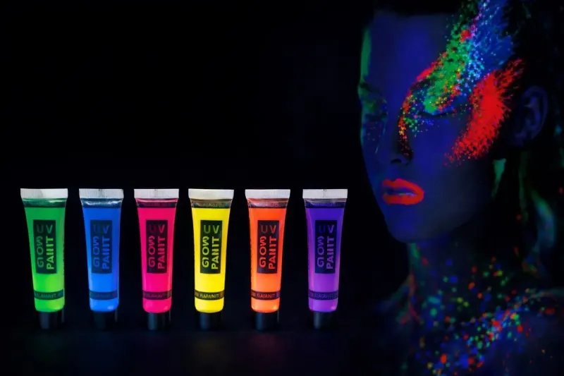 צבעי גוף זוהרים UV לפורים – איפור ניאון זוהר למסיבות ותחפושות