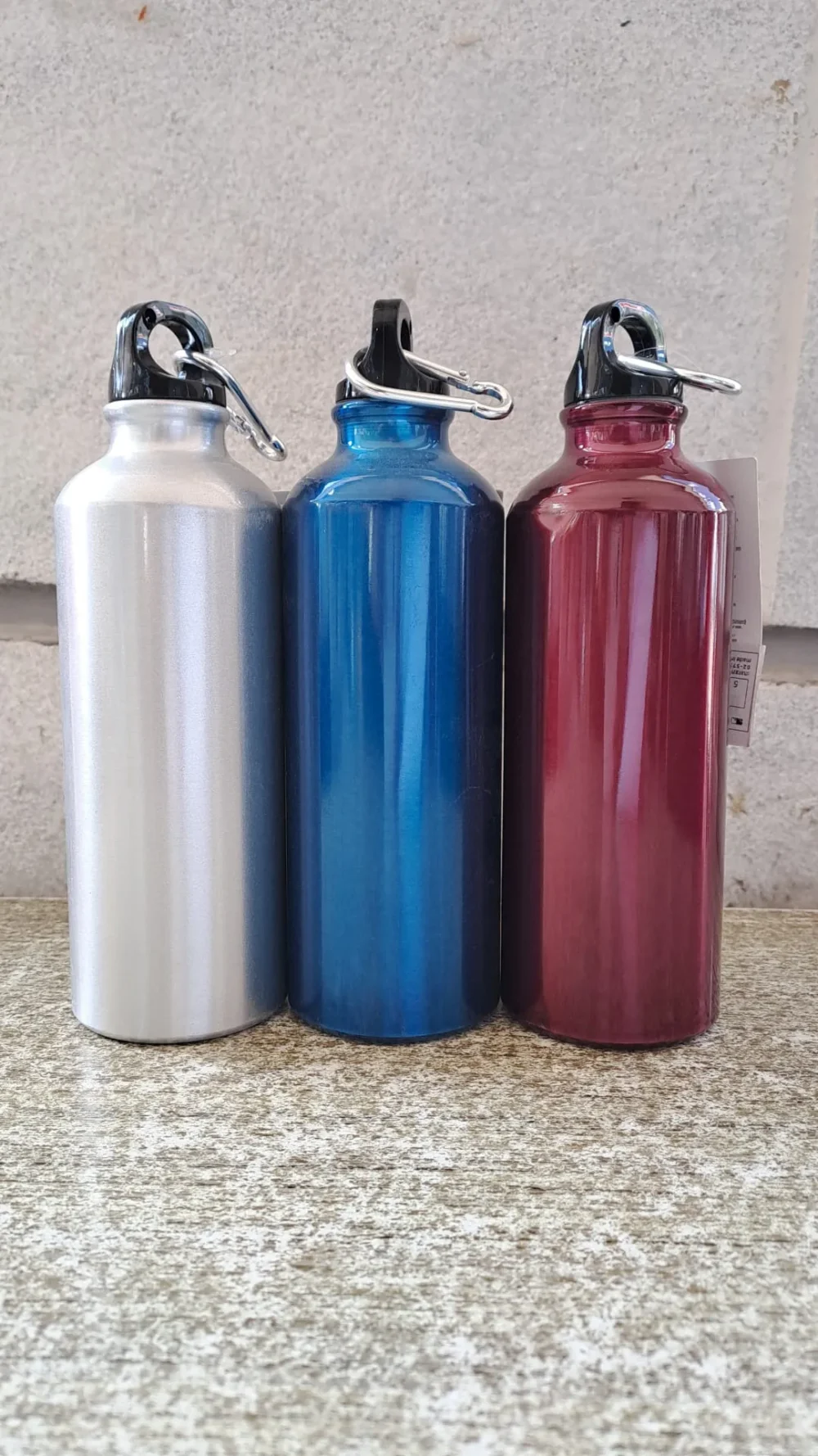 בקבוק אלומיניום עם כיתוב שם