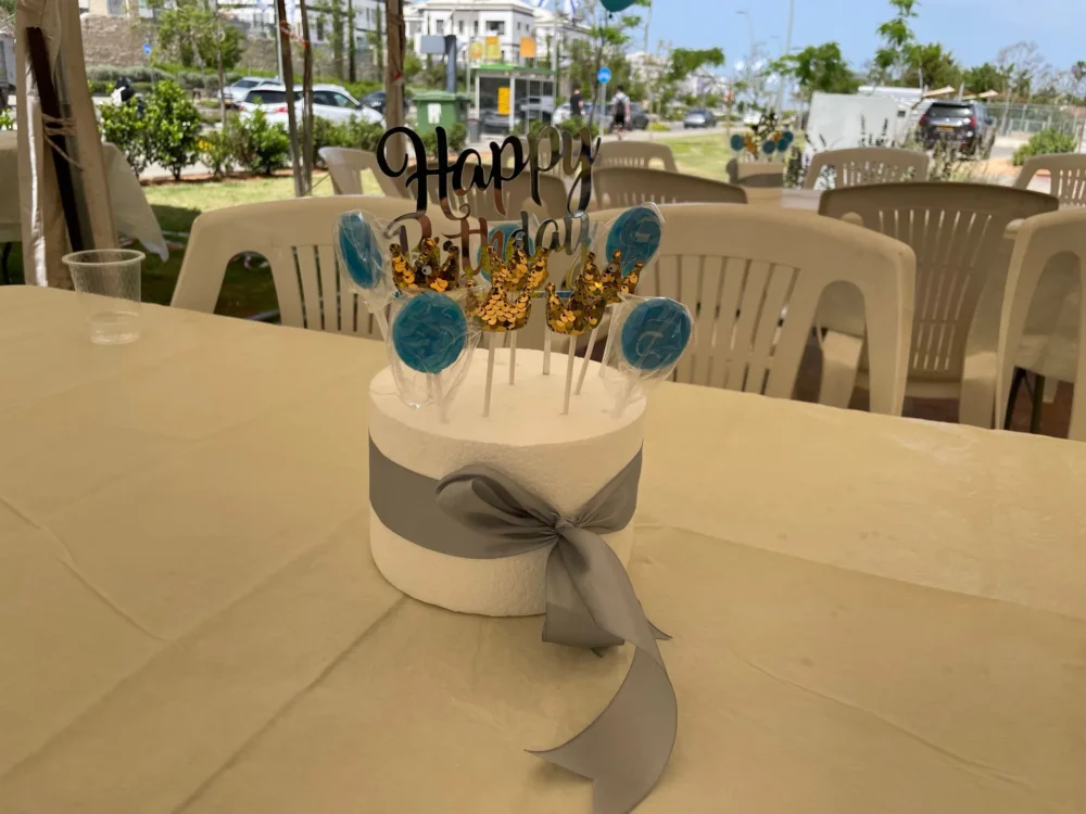 Alternative view of עיצוב עמדת בלונים לאירועים + טקסט