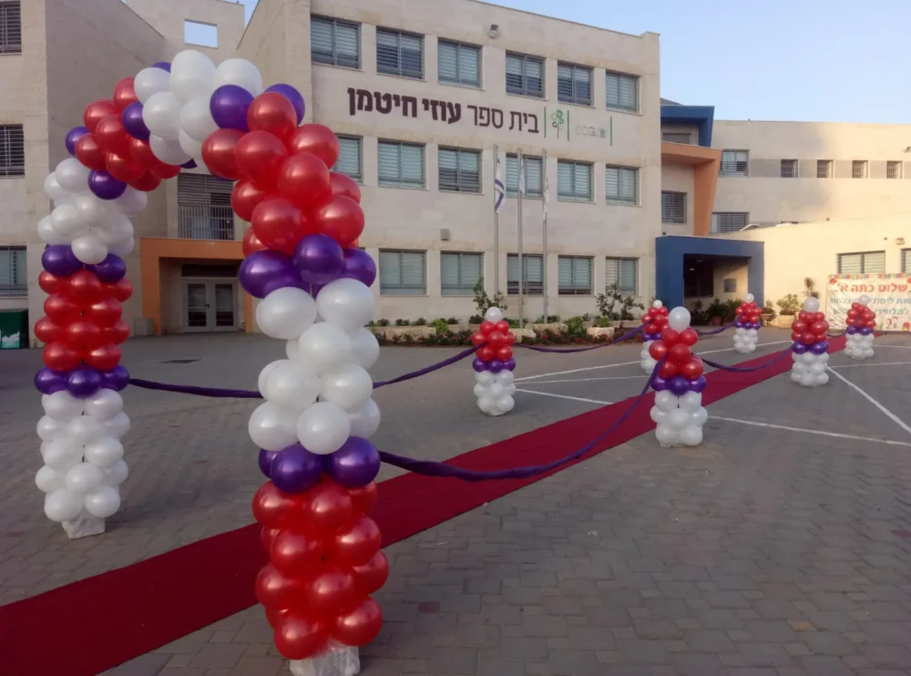 קשת בלונים אדום סגול ולבן