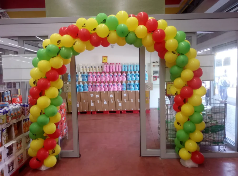 קשת בלונים אלכסון צבעוני