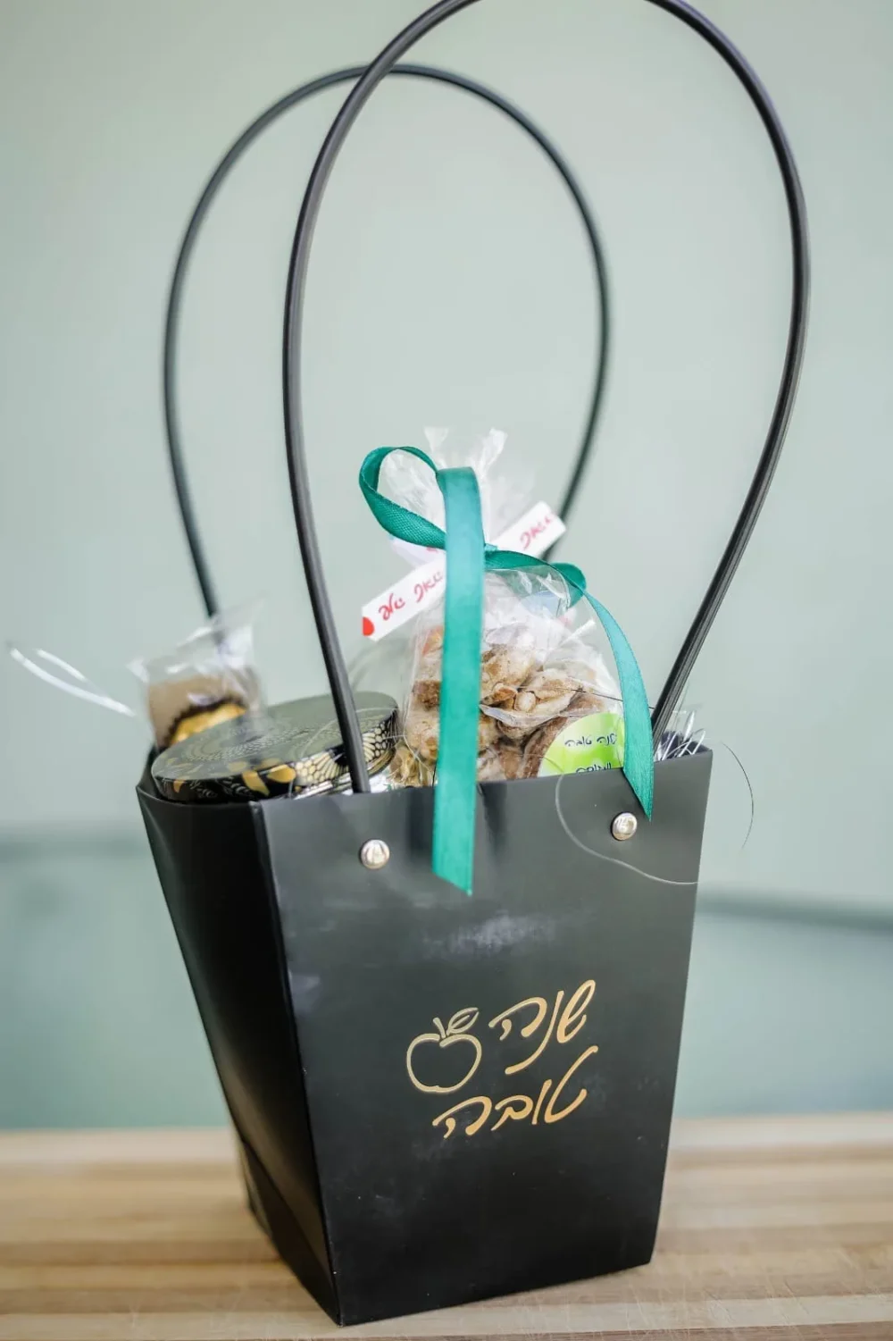 Alternative view of שקית חג מלאה בכל טוב