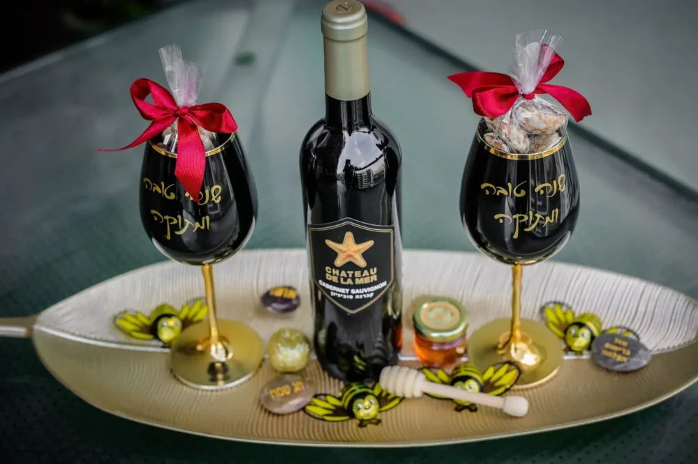 Alternative view of מארז חגיגי לראש השנה דגם עלה