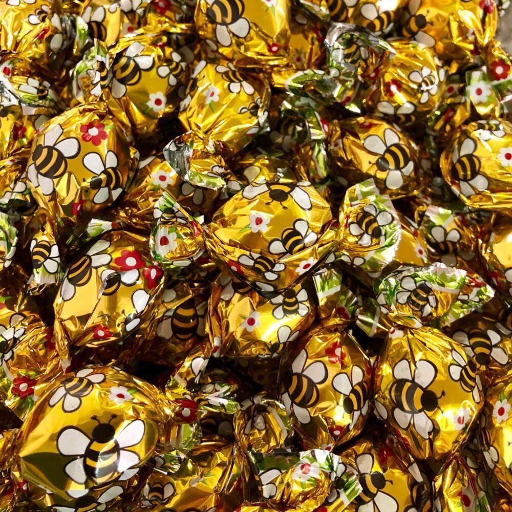 פרלינים בעטיפת דבורים