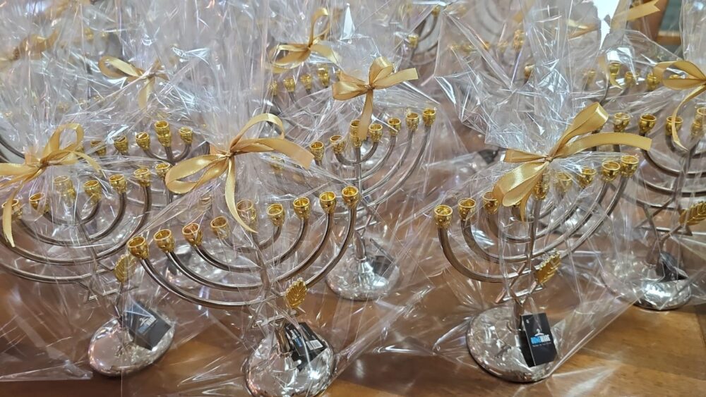 Alternative view of חנוכיה מעוצבת קלאסית מגן דוד כסף ועלה של זית מתאים לחיילי צהל