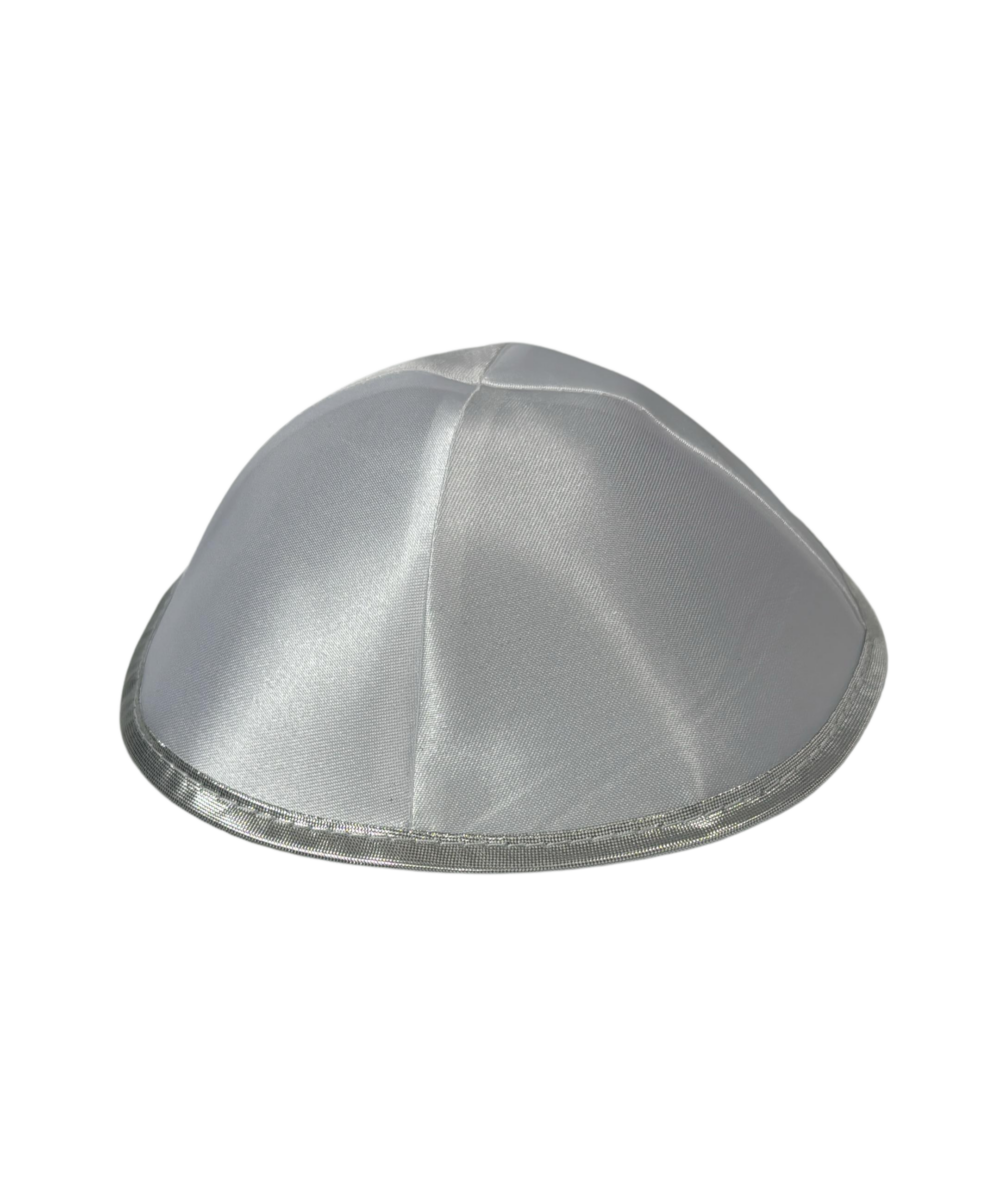 כיפה סאטן לבנה במיתוג אישי עם מסגרת כסופה