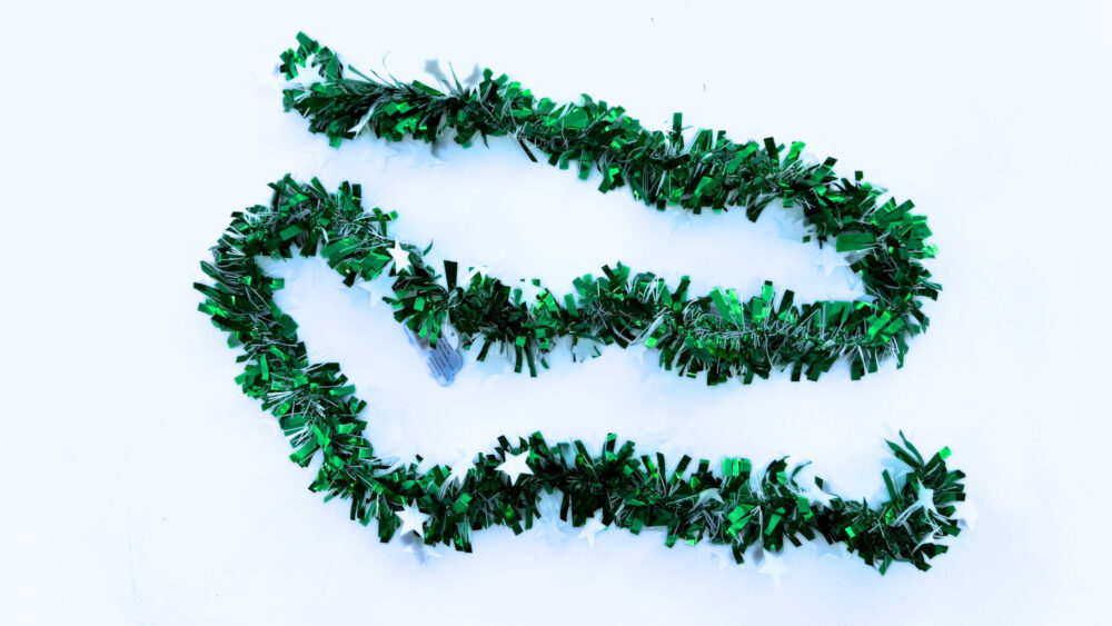 גרילנדה לעיצוב וקישוט בצבע ירוק בעיטורי כוכבים כסופים