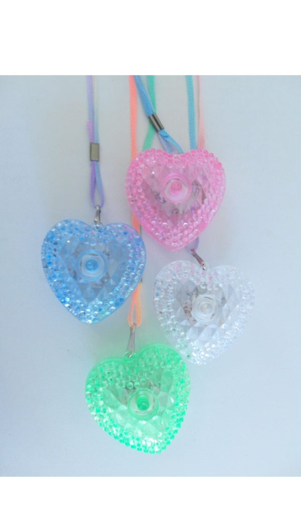 מארז 48 יח' שרשראות אורות תליון לב פלסטיק