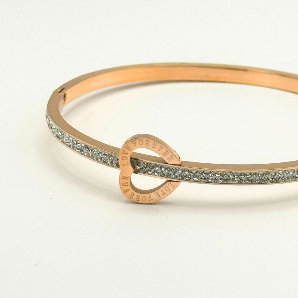 Alternative view of צמיד קשיח ציפוי רוז גולד משובץ אבנים עם תליון לב