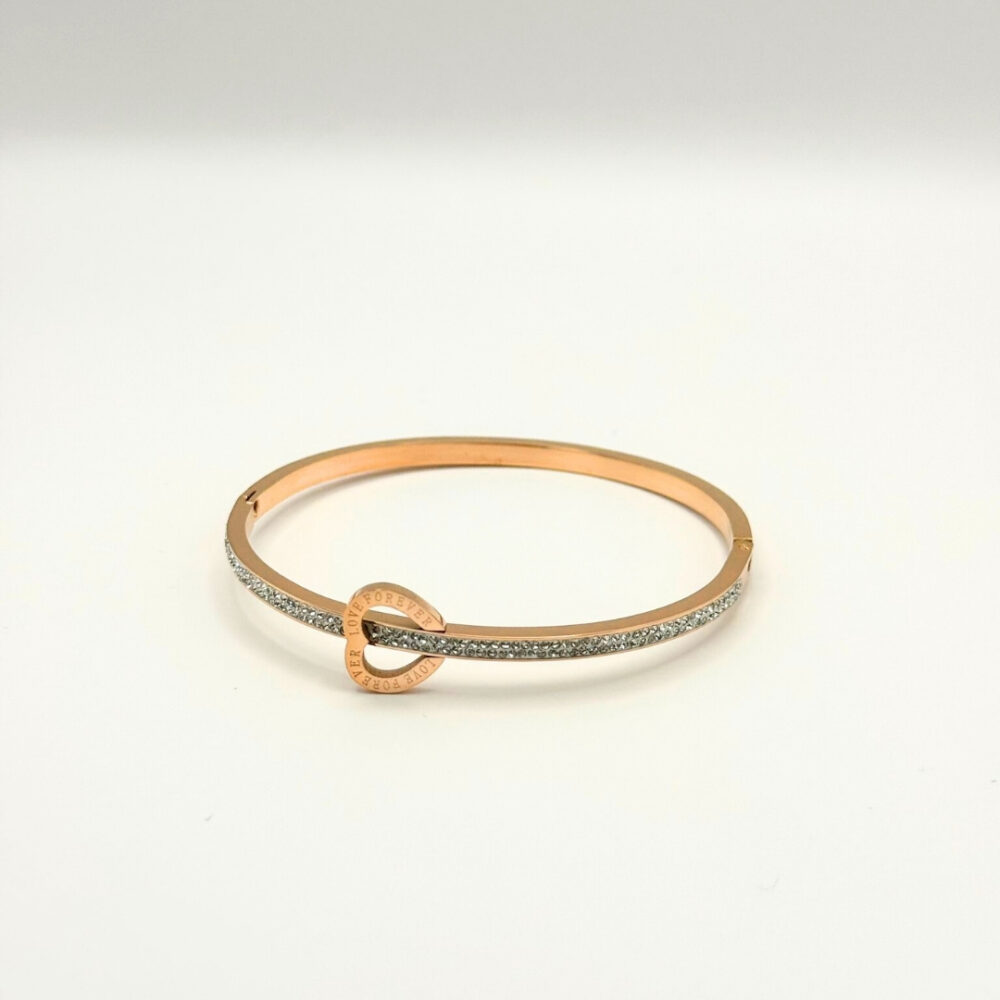 צמיד קשיח ציפוי רוז גולד משובץ אבנים עם תליון לב