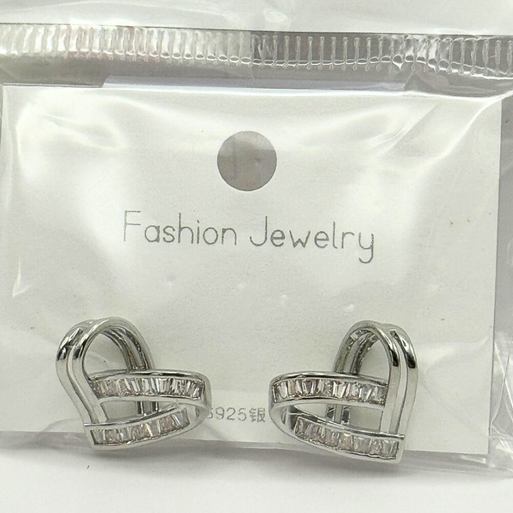 Alternative view of עגילי לב ציפוי כסף עם שיבוץ אבנים