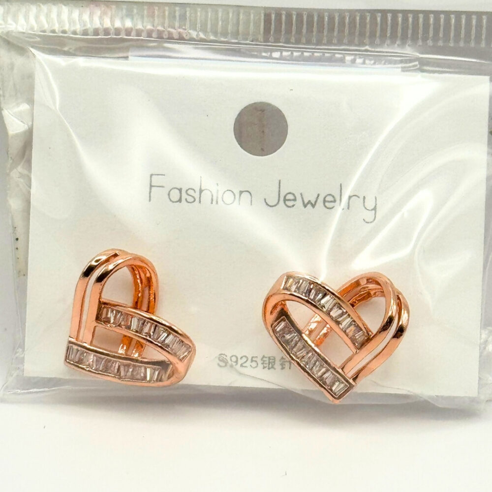 Alternative view of עגילי לב ציפוי רוז גולד עם שיבוץ אבנים