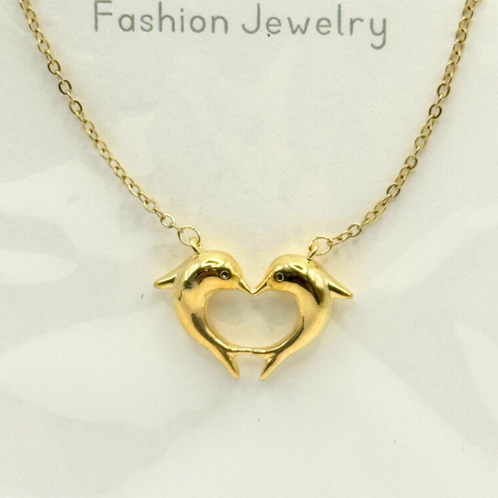 Alternative view of שרשרת ציפוי זהב דולפינים בצורת לב