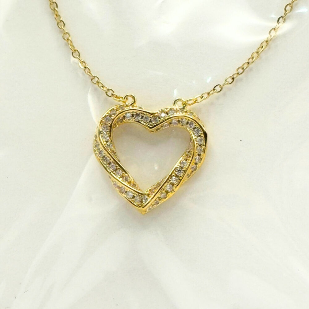 Alternative view of שרשרת ציפוי זהב תליון לב מסולסל משובץ אבנים