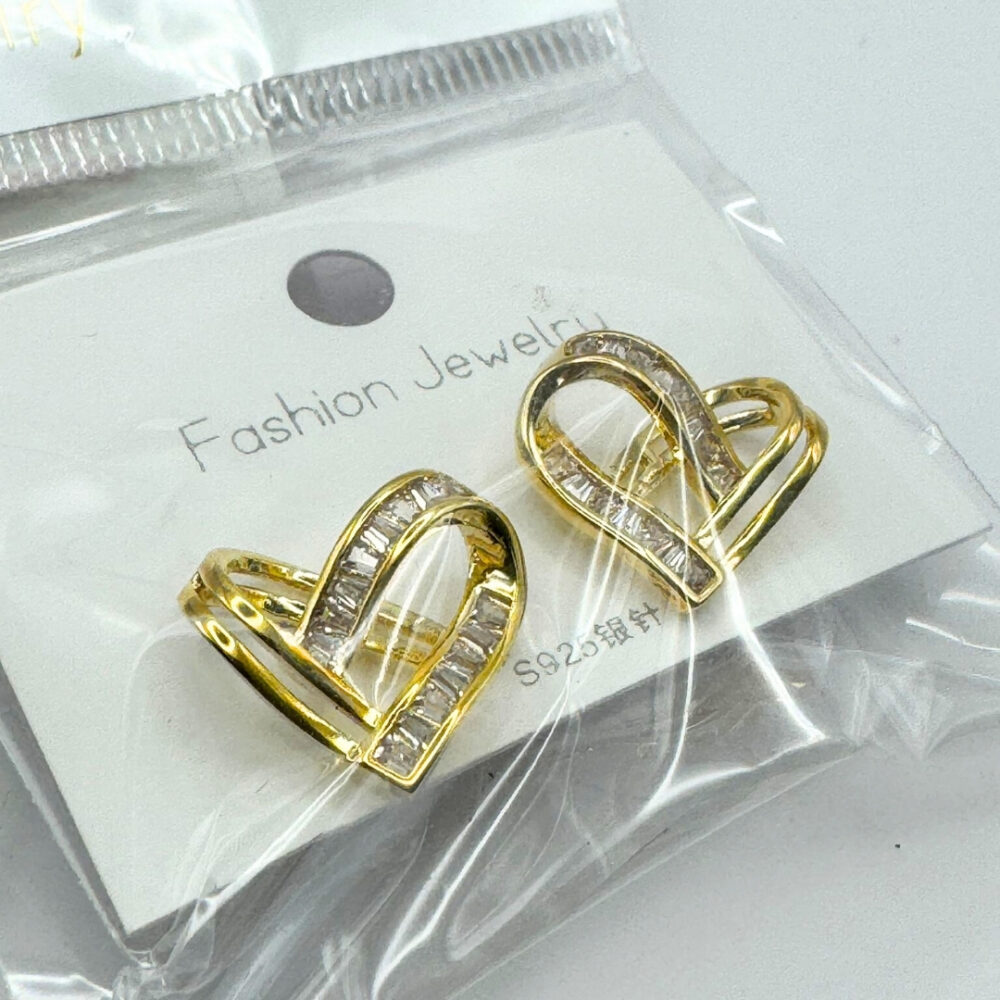 Alternative view of עגילי לב ציפוי זהב עם שיבוץ אבנים