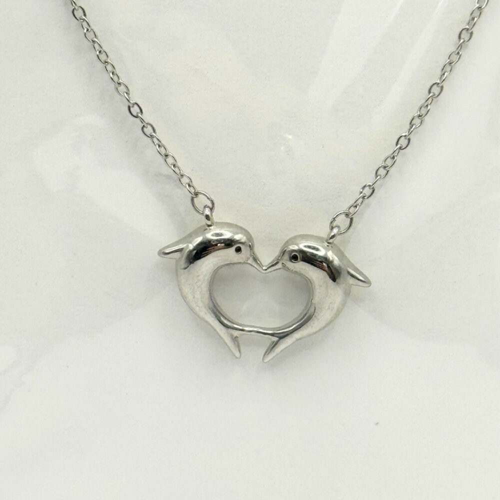 Alternative view of שרשרת ציפוי כסף דולפינים בצורת לב