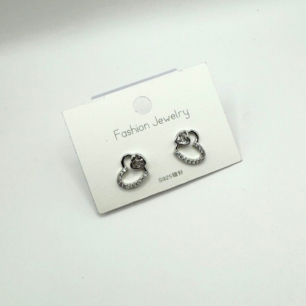 Alternative view of זוג עגילים ציפוי כסף לבבות עם שיבוץ אבנים