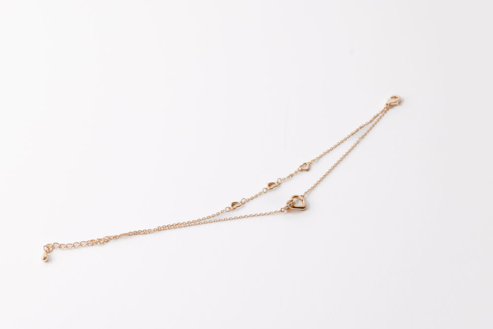 צמיד ציפוי זהב תליוני לבבות וטבעת אבנים