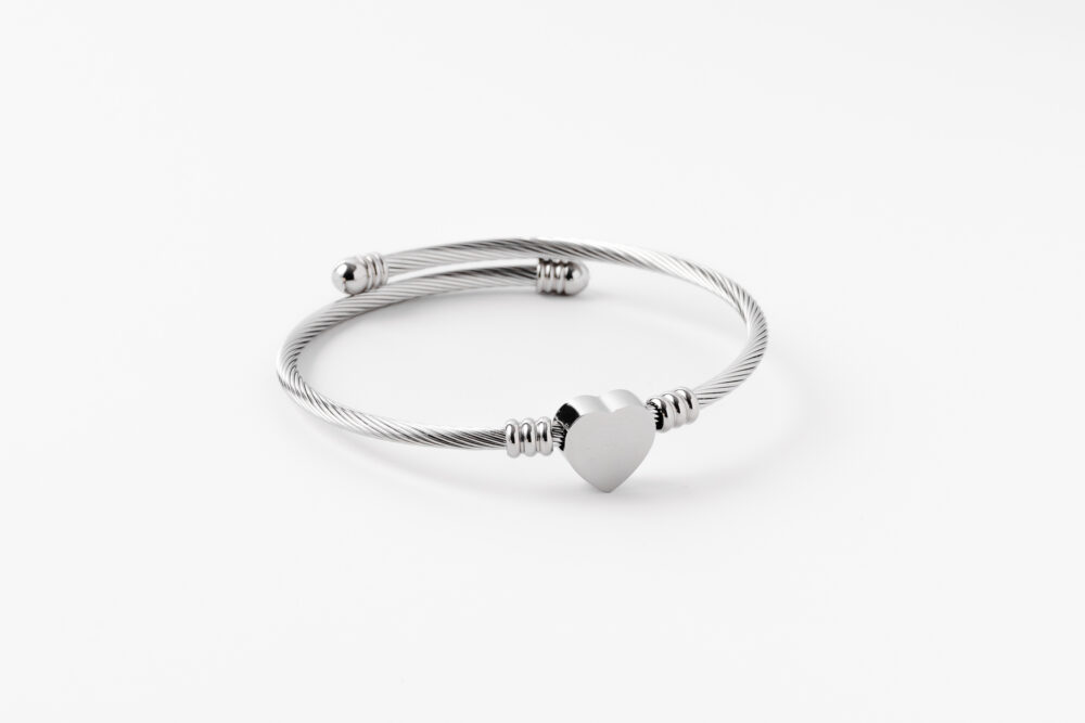 צמיד קשיח ציפוי כסף צ'ארם לב