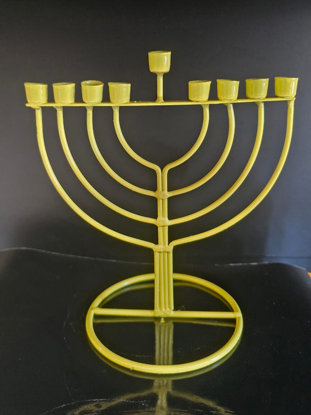 חנוכייה צהובה לאות הזדהות להחזרת האור והחטופים