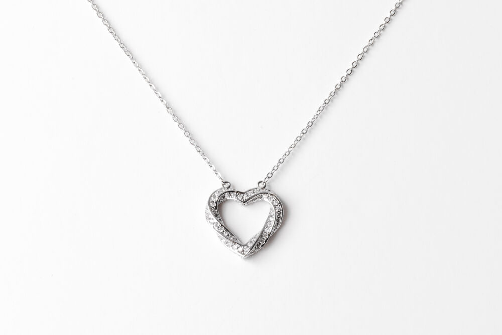 שרשרת ציפוי כסף תליון לב מסולסל משובץ אבנים