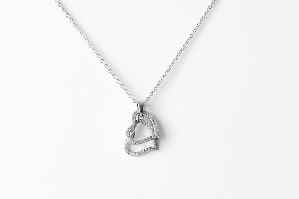 שרשרת ציפוי כסף תליון לבבות משובץ אבנים