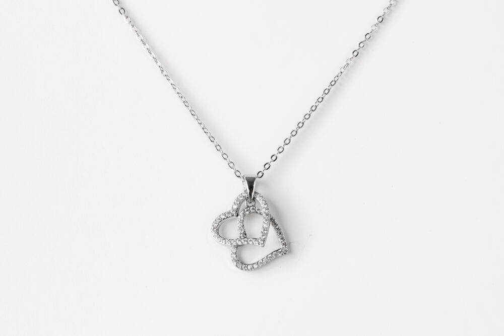 Alternative view of שרשרת ציפוי כסף תליון לבבות משובץ אבנים