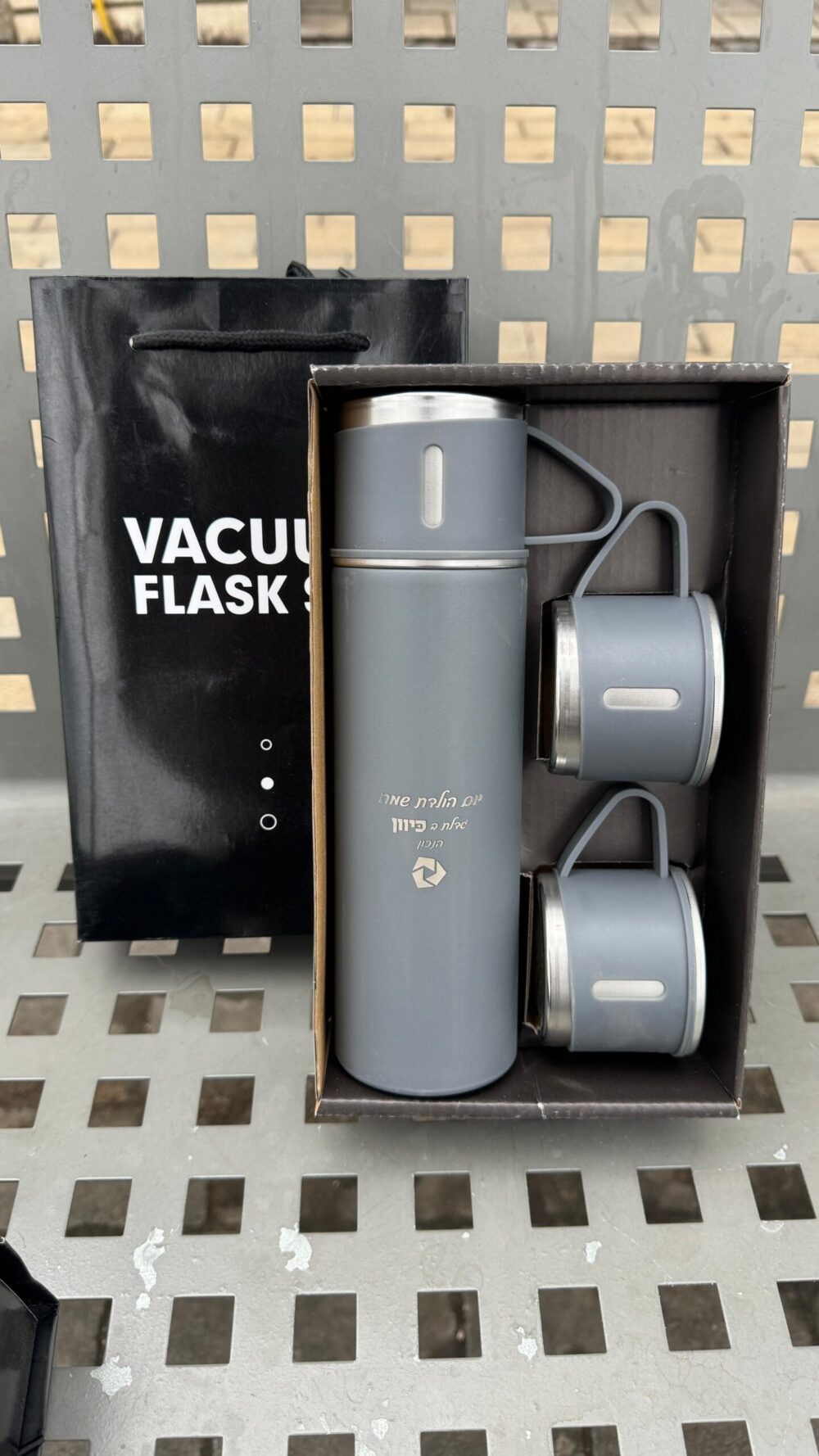 Alternative view of בקבוק תרמוס איכותי עם חריטה + 3 כוסות ודופן כפולה לשמירה על חום/קור המשקה