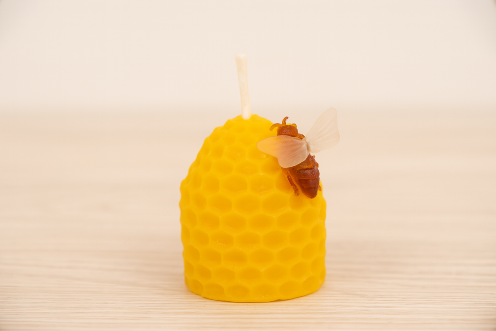 נר מעוצב בצורת חלת דבש עם דבורה – מושלם לראש השנה