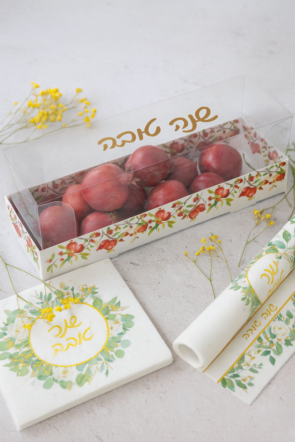 קופסת קרטון עם מכסה  שקוף – "שנה טובה" בעיטור רימונים (32×12×10 ס"מ)