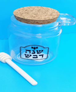 צנצנת דבש זכוכית עם פקק שעם + מקל דבש עץ 9×6.5 ס"מ