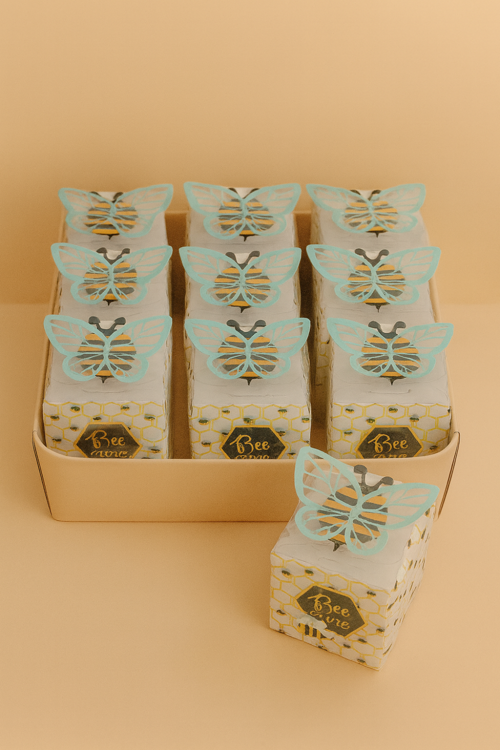 קופסאות "שנה טובה" בעיצוב דבורה PVC – קוטר 5.5 ס"מ - 12 יחידות