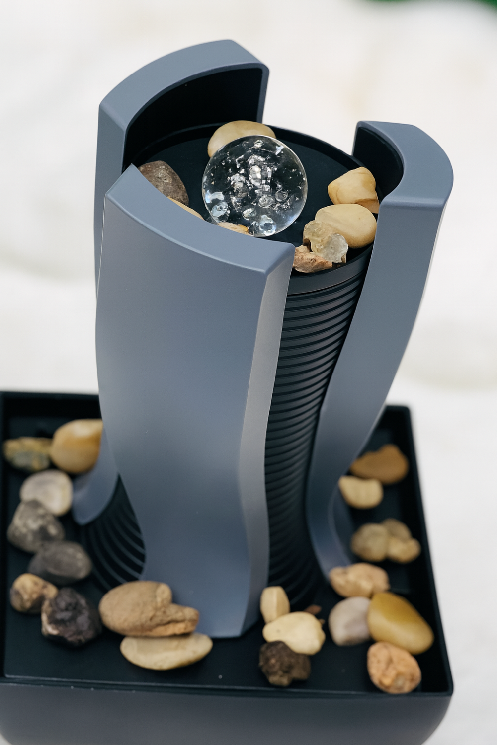 מפל מים מודרני עם כדור מסתובב ואבני נוי – מגע של רוגע ועיצוב ייחודי