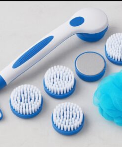 ערכת ספא 5 ב־1 עם ידית ארוכה וראשים מתחלפים לניקוי, עיסוי, פילינג והקצפה.