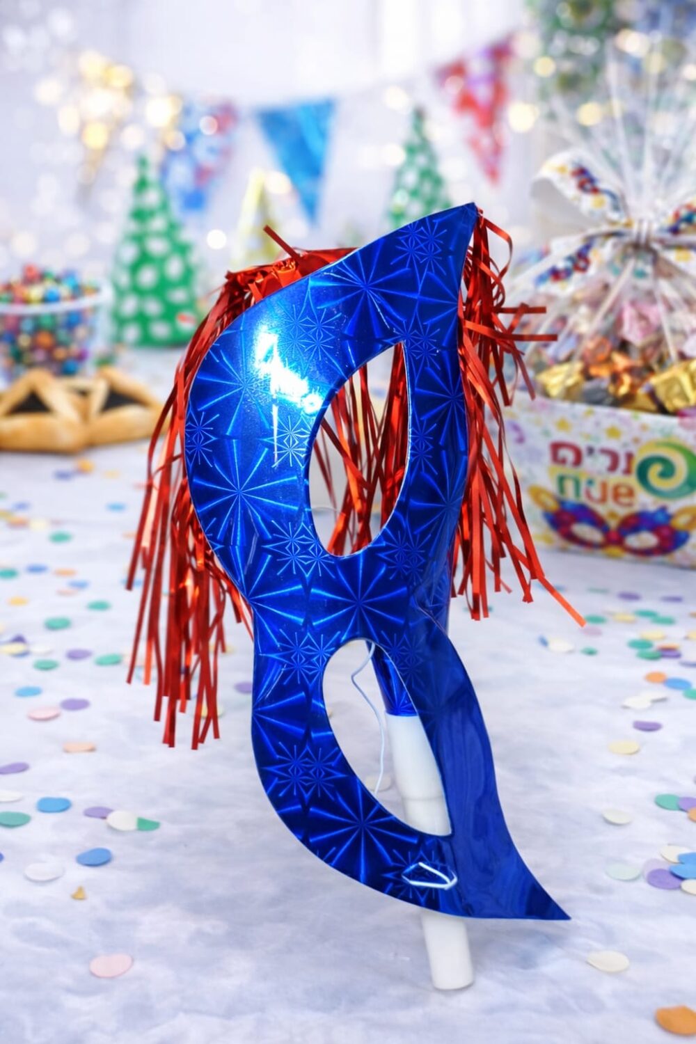 מנשף מסכת פורים מנצנצת עם קישוטים
