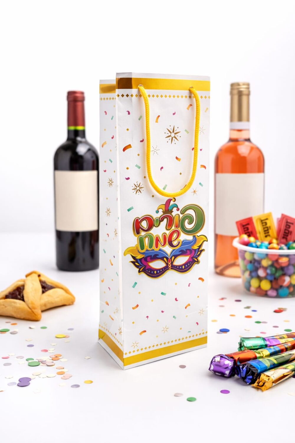 שקית נייר לבקבוק בעיצוב פורים חגיגי עם מסכה וגימור זהב מטאלי – מושלמת למשלוחי מנות ומתנות