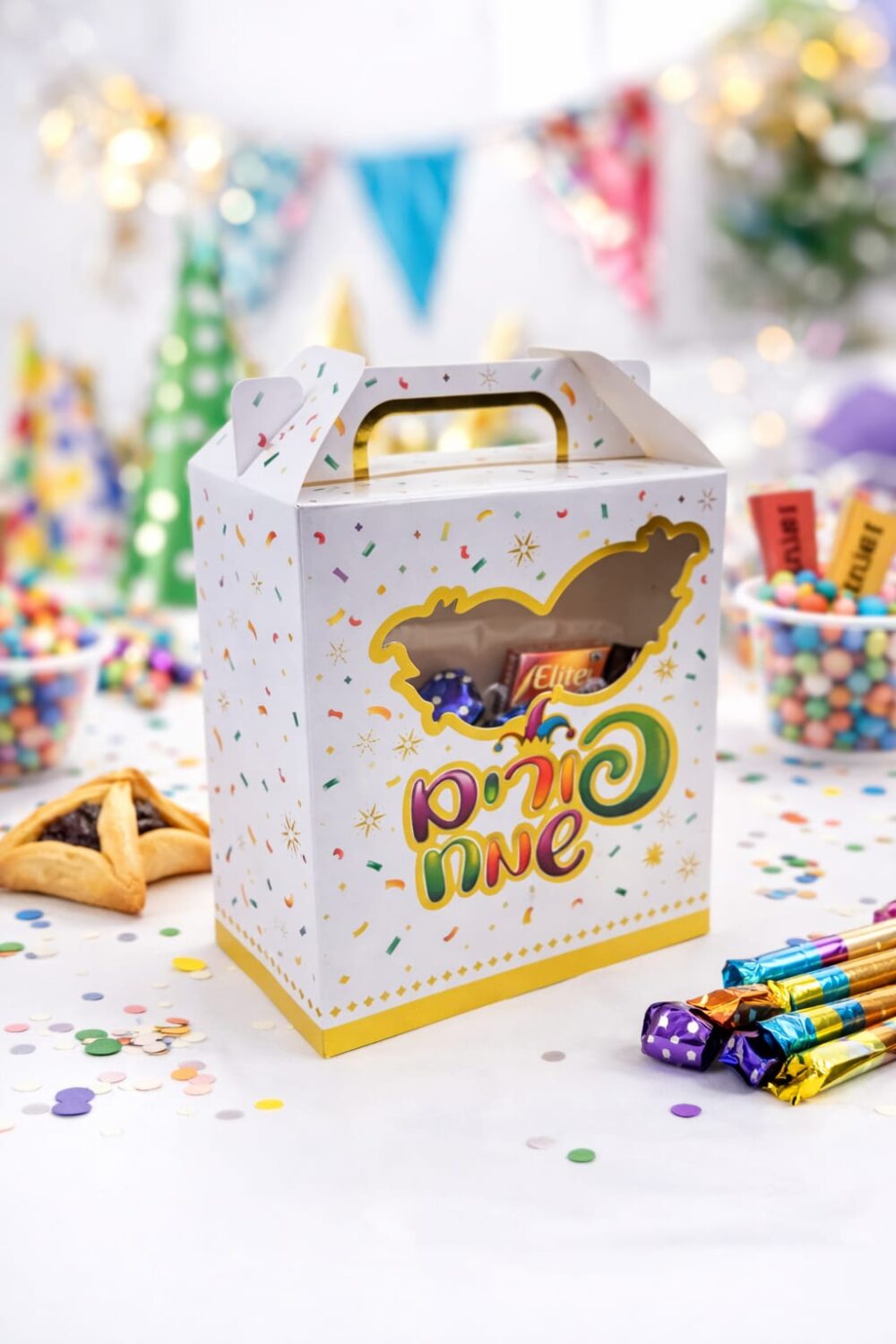 קופסת קרטון לפורים עם חלון – עיצוב מסכה זהב מטאלי