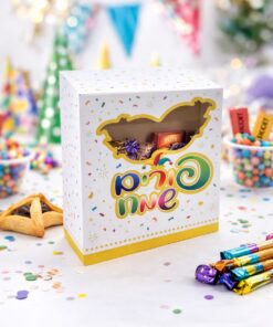 קופסת קרטון לפורים עם חלון שקוף בעיצוב מסכה צבעוני – מושלמת למשלוחי מנות ומתנות חג מרשימות.