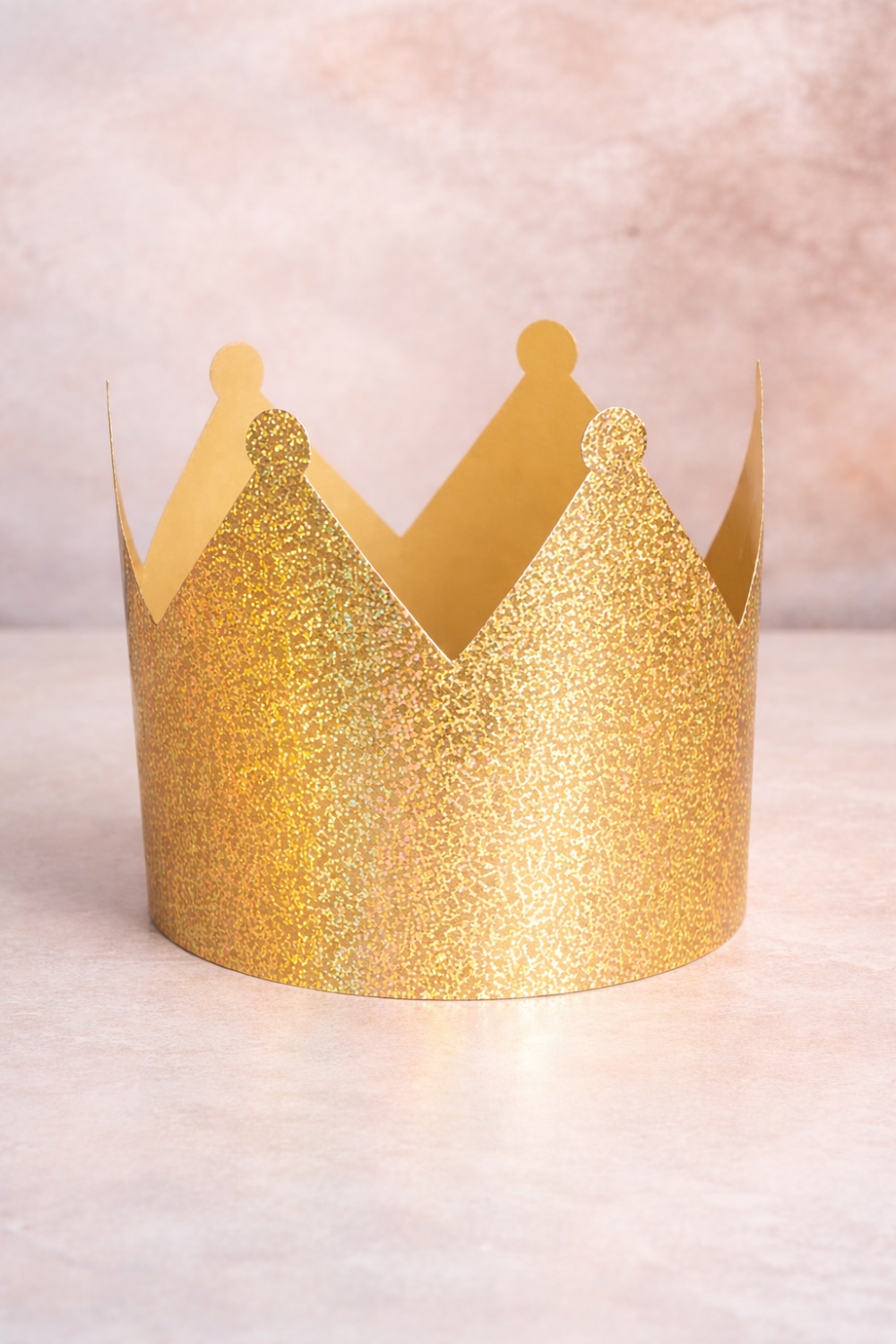 כתר קרטון הולוגרפי זהב – שדרוג יוקרתי למארז משלוח מנות ולמתנה (22.8×18 ס"מ)