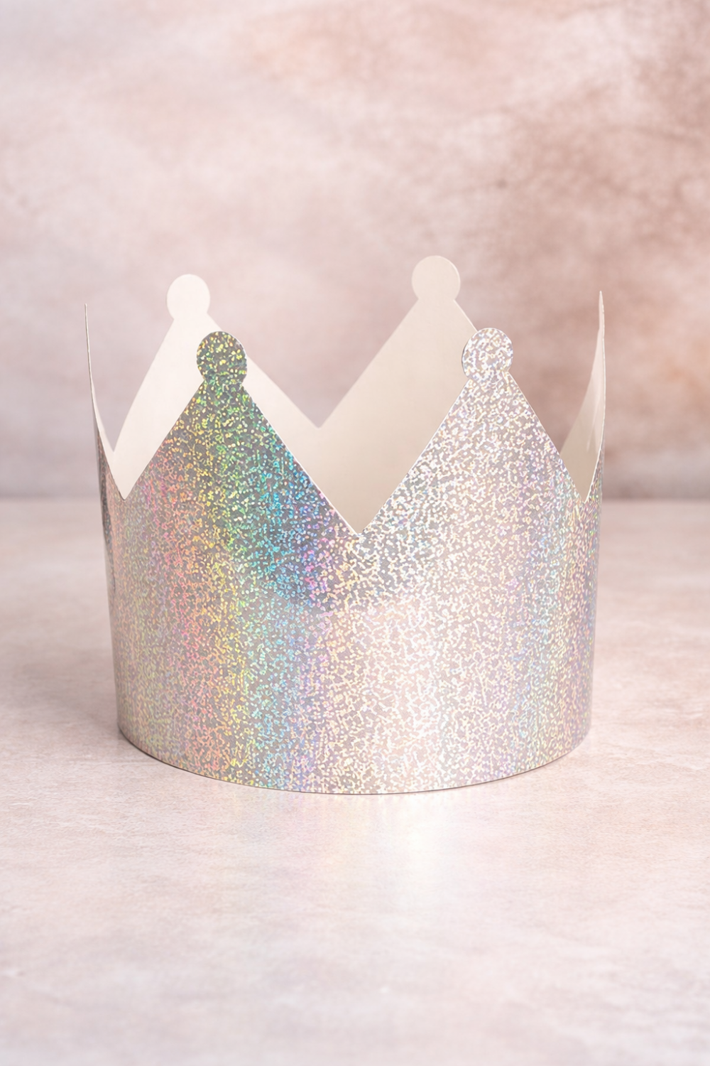 כתר קרטון הולוגרפי כסף – שדרוג יוקרתי למארז משלוח מנות ולמתנה (22.8×18 ס"מ)