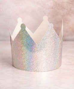 כתר קרטון הולוגרפי כסף – שדרוג יוקרתי למארז משלוח מנות ולמתנה (22.8×18 ס"מ)