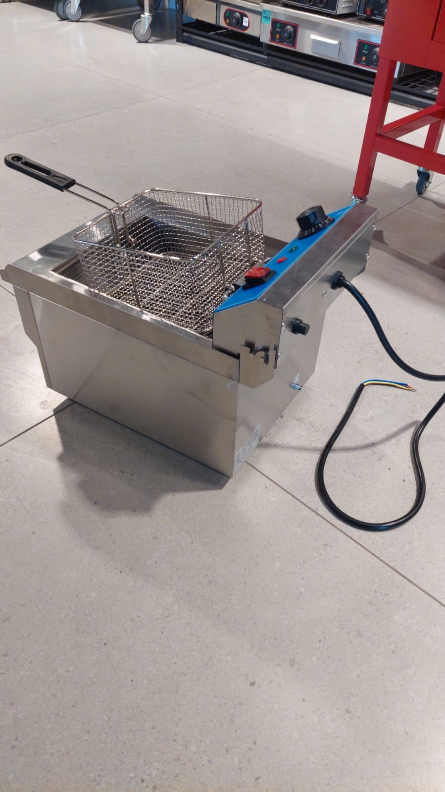 צ’יפסר מקצועי 13 ליטר חשמלי למסעדות + ברז – תמונה 2